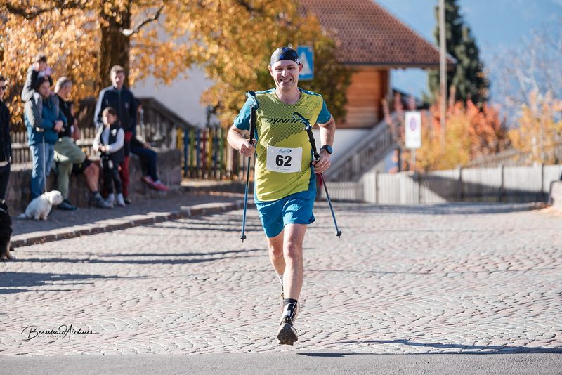 Corridore con bastoncini poco prima del traguardo